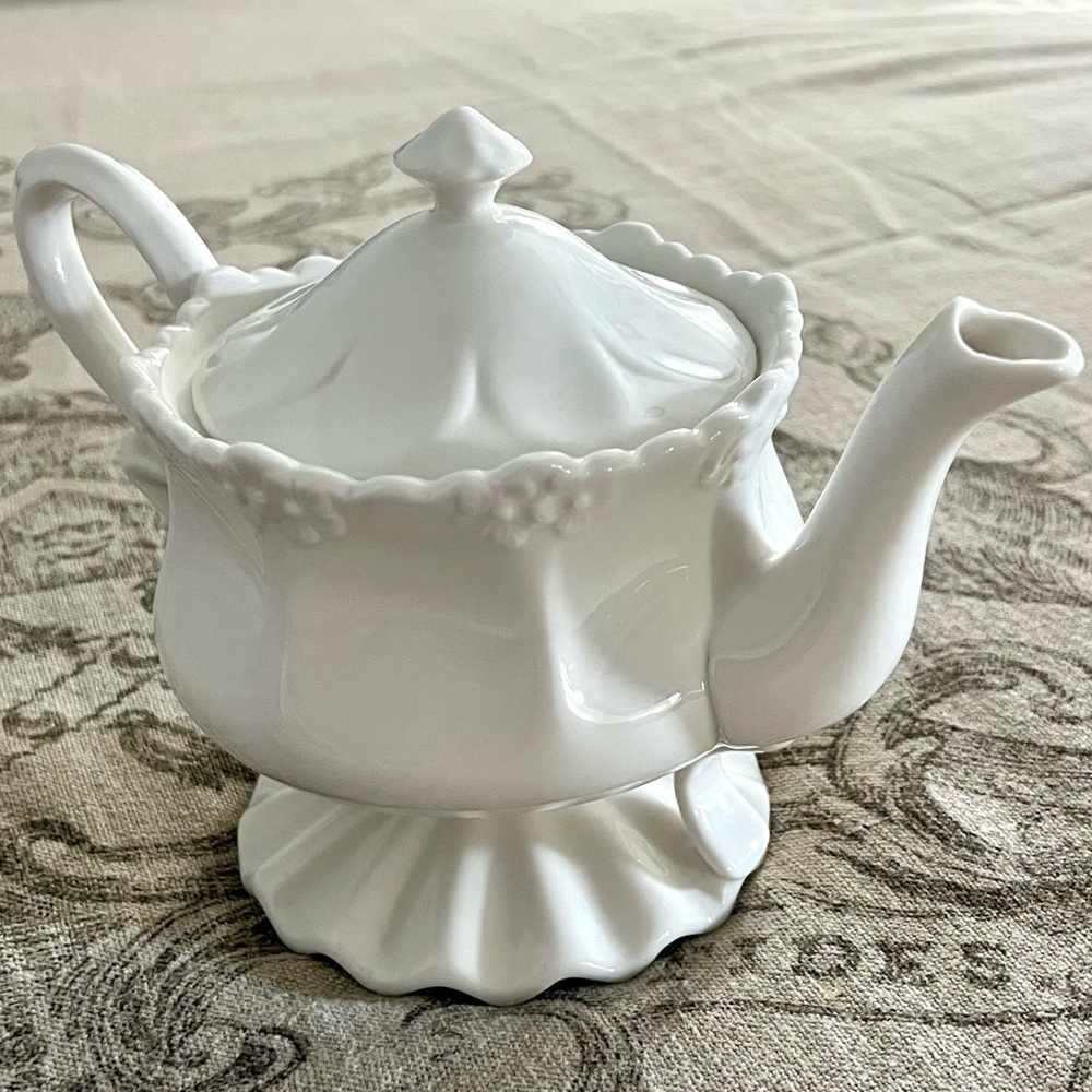 NWT GRACE'S TEAWARE EUROPEAN STYLE CERAMIC VICTORIAN OFF WHITE TEA/COFFEE POT - Picture 7 of 14